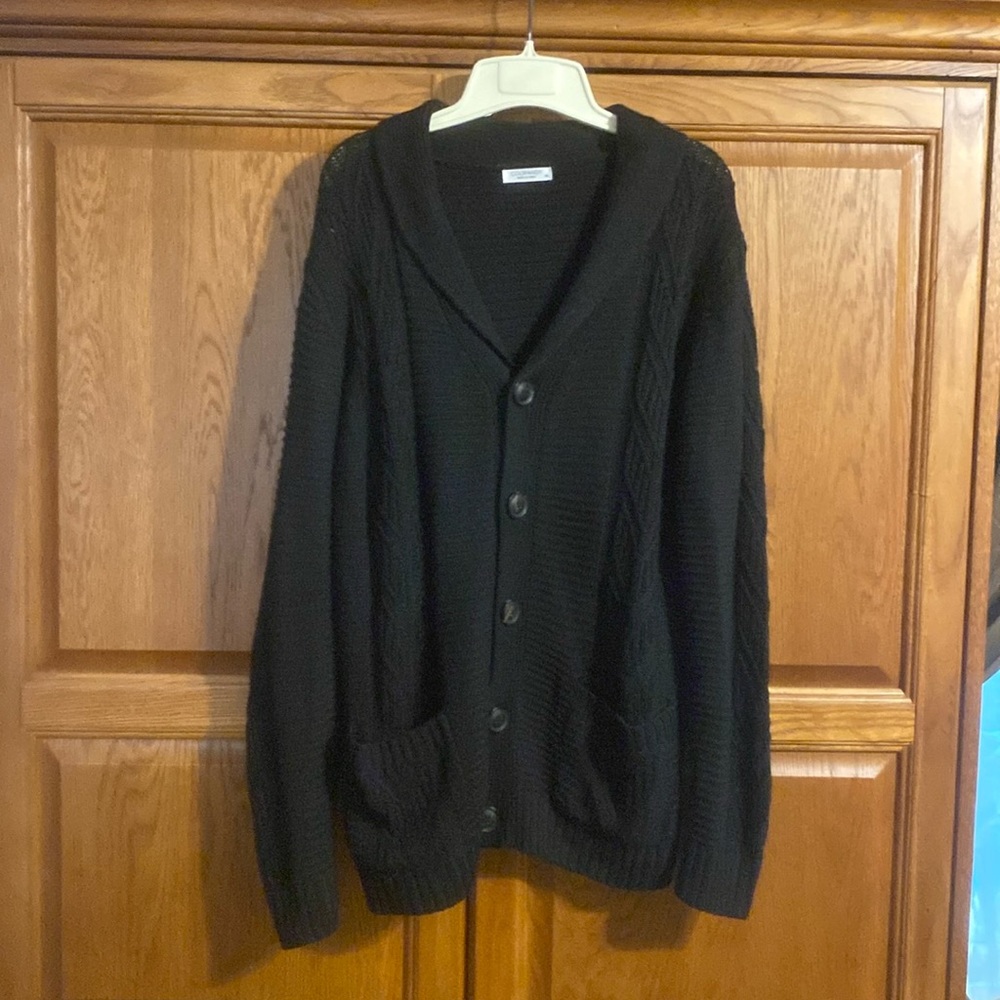 Coofandy Cardigan. Excellent condition. Can fit a Man or Woman.